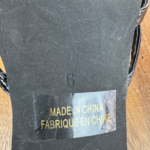 New Womens Jeffrey Campbell Enchanted Black Rose Medallion Sandals Size 6 M NWOB - Picture 3 of 3